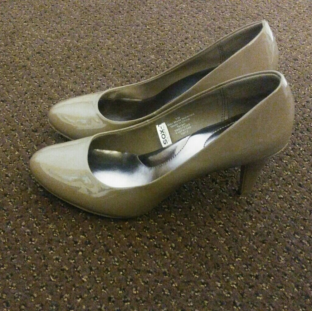 Nude/tan closed-toed 3 inch heels